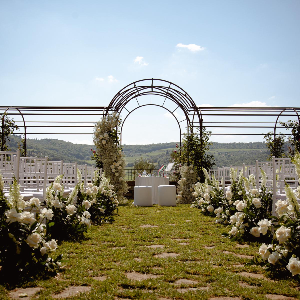 Composizione floreale inserita nella scenografia del matrimonio